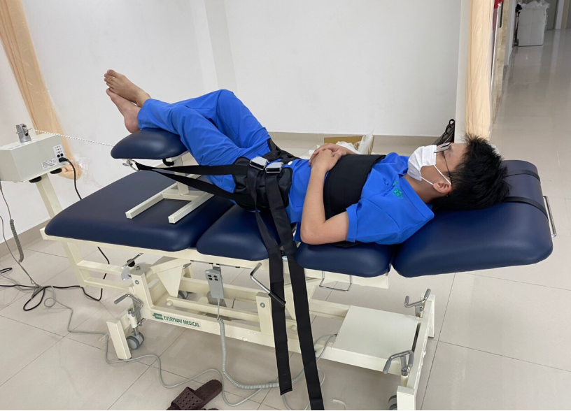 Kéo giãn cột sống thắt lưng tư thế bệnh nhân nằm sấp, một kỹ thuật mới mang lại kết quả vượt trội